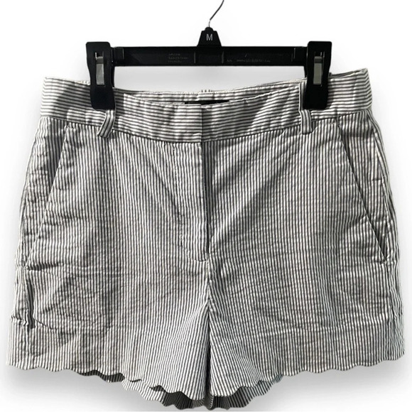J.Crew shorts - Size 2
Seersucker white with dusty blue stripe
Scalloped cuff - Picture 1 of 4
